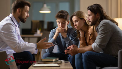 Психотерапевт и подросток с родителя сидят напротив друг друга